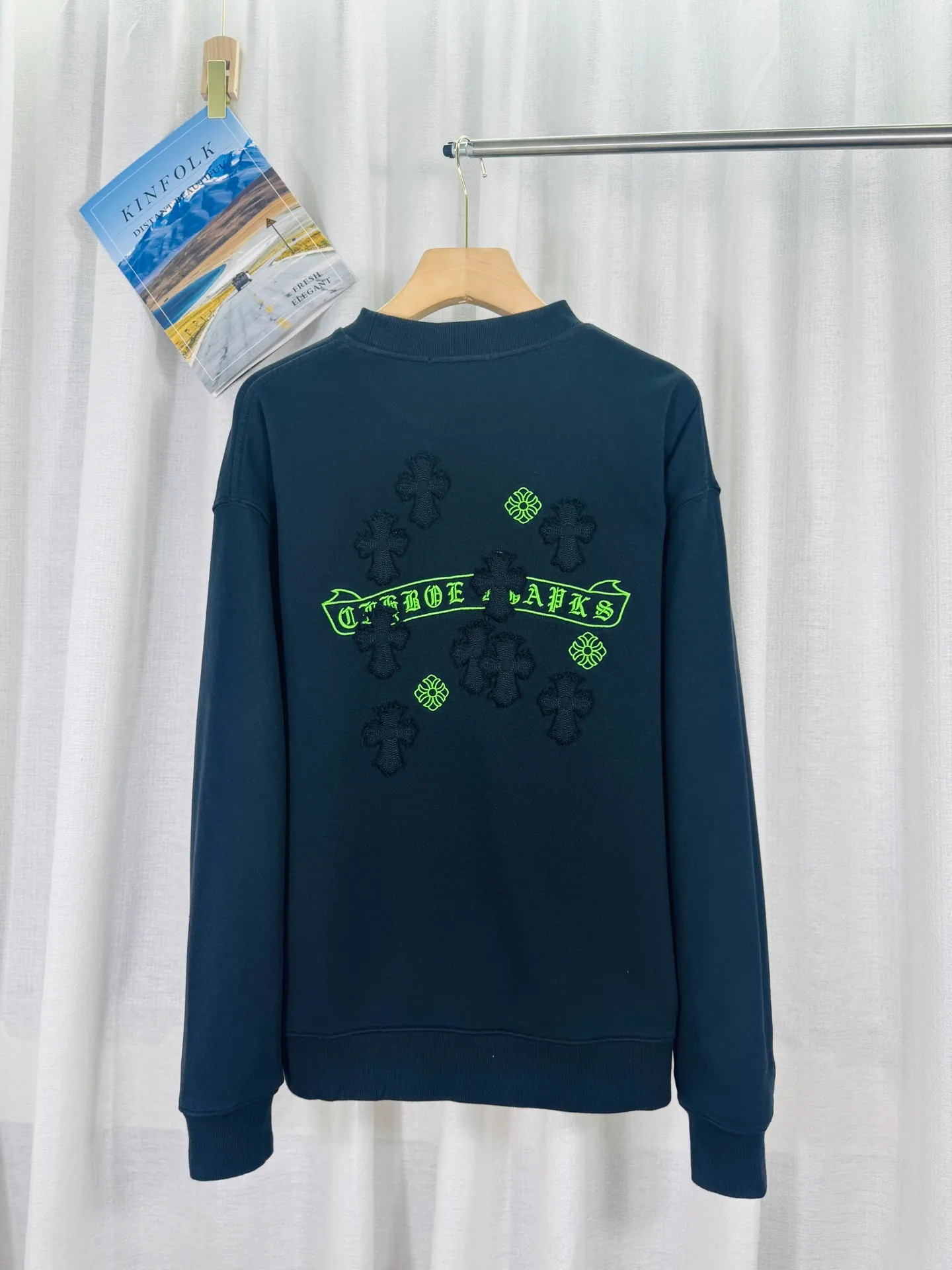 P260 top version, real shot without P, ​​different from market currency) 𝗖𝗵𝗿𝗼𝗺𝗲 𝗛𝗲𝗮𝗿𝘁𝘀/Cro Heart 2025 washed patch embroidery autumn and winter new original single counter American laser burnt 3D three-dimensional color embroidered couple casual sweatshirt 👑The highest version! Customized fabric 430g tripe terry fabric! American acid-washed and distressed original fabric laser burnt ✟appliqué embroidery and exquisite embroidery of letters! The best-selling model in the counter, very comfortable to wear. Accessories: original molded and authenticated collar label➕100% silk wash label. Genuine purchase-grade original hangtag➕matching hanging rope➕3D hanging beads➕original packaging bag. Craftsmanship: The original version has consistent wiring! The highest version of the armhole matching technique! Color: White Black Size: S M L XL Style Number: 25-357